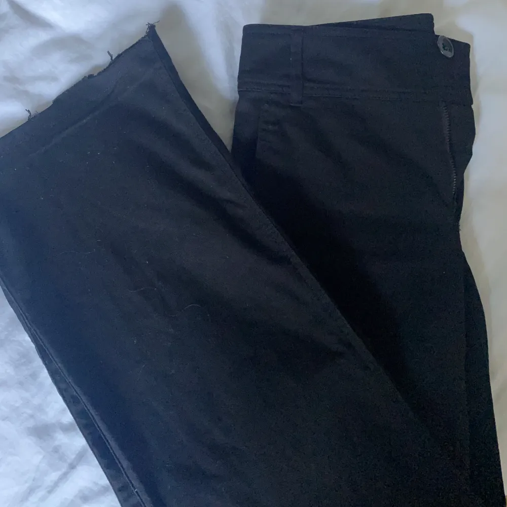 Svarta lågmidjade raka jeans! Materialet känns typ som en blandning av linne o jeans, så de är så sköna!!💓💓 Uppsprättade längst ner för att få de längre, jag är 165 o de sitter perfekt på mig.. Jeans & Byxor.