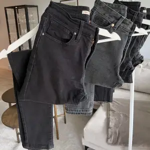 Svarta Levi’s jeans i modellen 721 high rise skinny. Storlek W24. Bra skick! Skriv för fler bilder 🩷