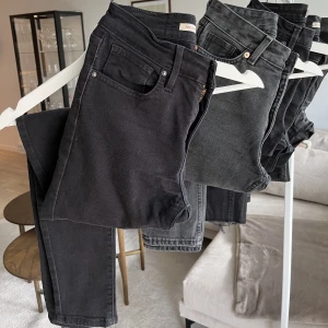 Levi’s jeans - Svarta Levi’s jeans i modellen 721 high rise skinny. Storlek W24. Bra skick! Skriv för fler bilder 🩷