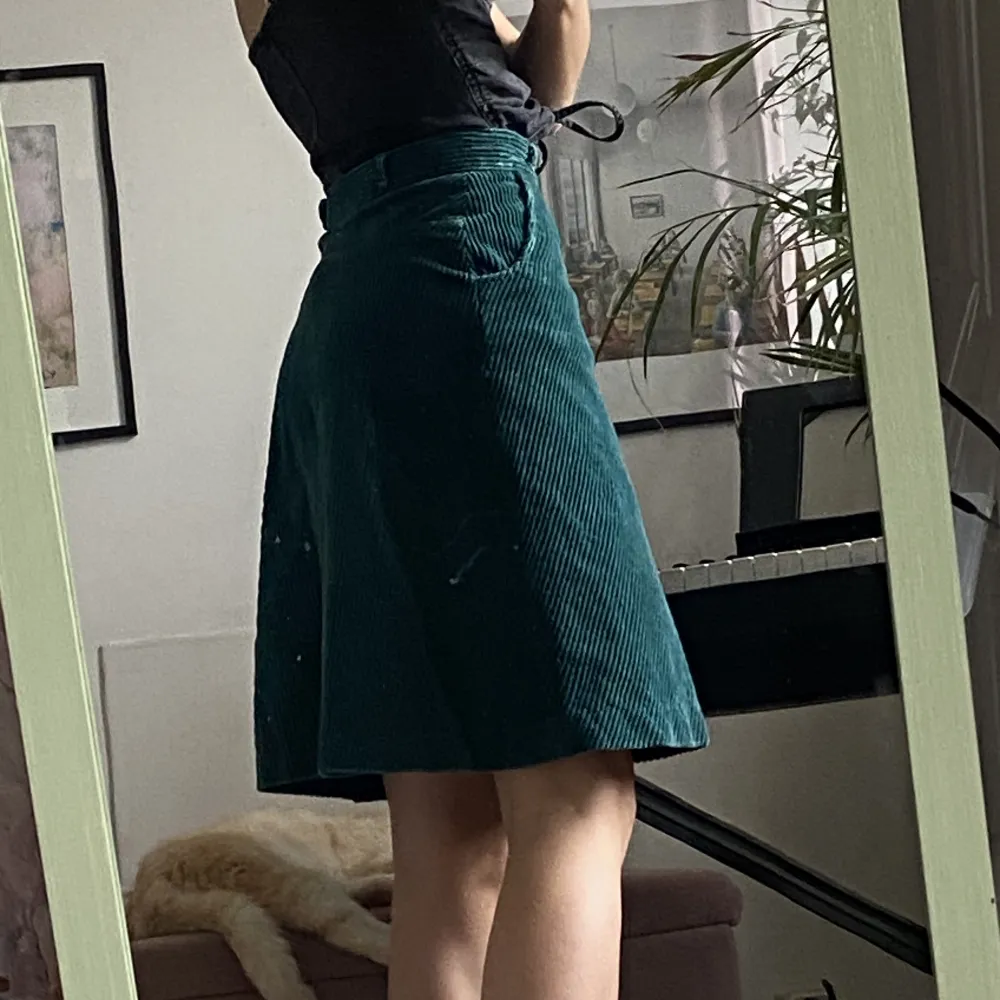 Underbar, grön mocka/manchester-kjol som tyvärr är lite för liten för mig🦖knälånga på mig som är 163cm. Kjolar.