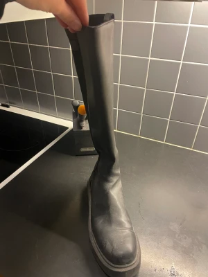 Svarta boots - En par svarta boots från hm köpta förra hösten. Använda fåtal gånger, är 10 gånger snyggare på foten än på bild.