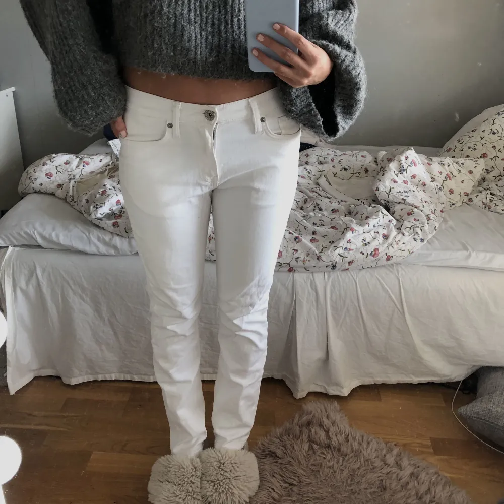 Fina vita lågmidjade jeans i en rak modell, passar mig som vanligtvis har storlek 36 i jeans.💕. Jeans & Byxor.