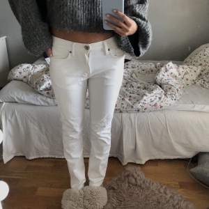 Fina vita lågmidjade jeans i en rak modell, passar mig som vanligtvis har storlek 36 i jeans.💕