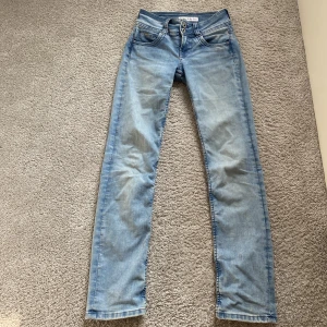Lågmidjade jeans - Säljer dessa lågmidjade jeans ifrån pepe jeans då de knappt kommer till användning💗 vet tyvärr ej vilken modell det är❣️pris kan diskuteras!