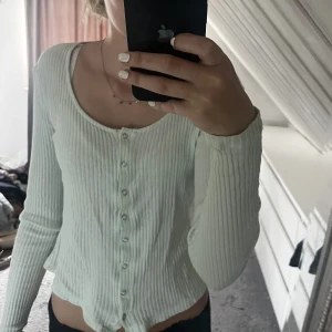 mintgrön tröja från nelly - skön & snygg vardaglig tröja från nelly, knappar hela vägen ner :)❤️‍🔥