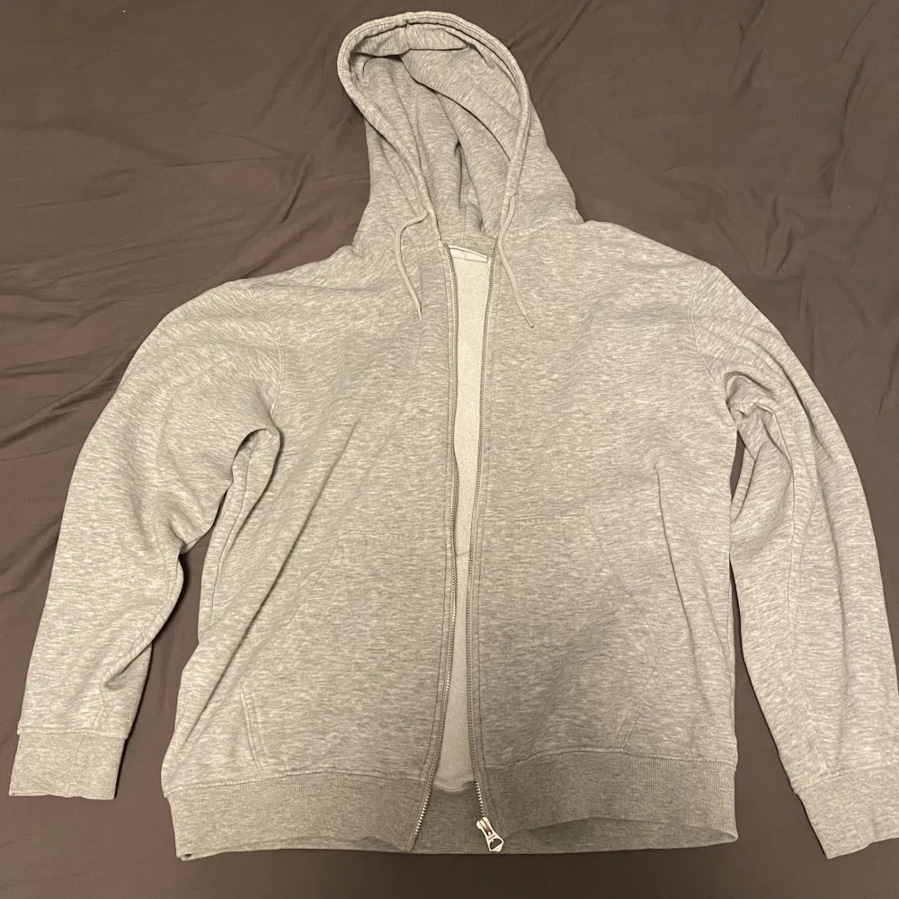 Säljer min gråmelerade Weekday zip-hoodie då den aldrig kommer till användning. Skick 9/10. Nypris 470kr. Hoodies.