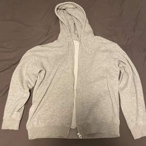 Säljer min gråmelerade Weekday zip-hoodie då den aldrig kommer till användning. Skick 9/10. Nypris 470kr