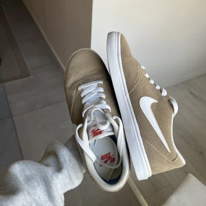 Nike skor - Säljer dessa fina Nike skorna då de tyvärr inte kommer till använding o har heller inte gjort det därav bra skick. Hör av er vid frågor eller fler bilder 🥰🫶🏻
