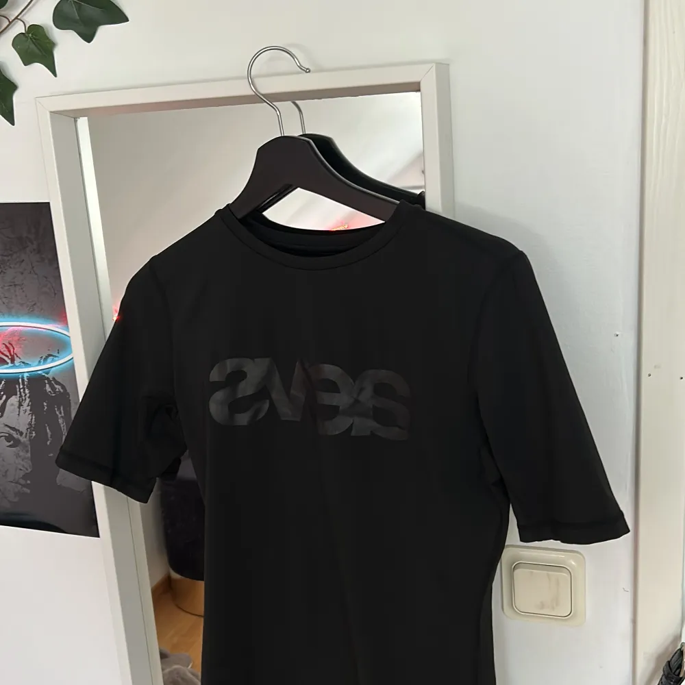 Supersnygg träningströja med skönt material, använd 1 gång💓köpare står för frakt . T-shirts.