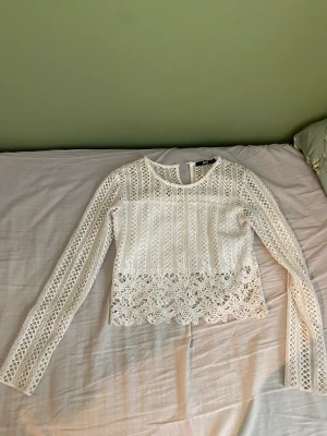 Topp bikbok - Säljer en vit långärmad topp från bikbok i storlek M. Toppen är i fint skick, använd fåtal gånger