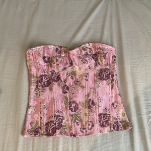 Korsett från pretty little thing  - Jag säljer en rosa korsettopp från pretty little thing, storlek 38. Fint skick.