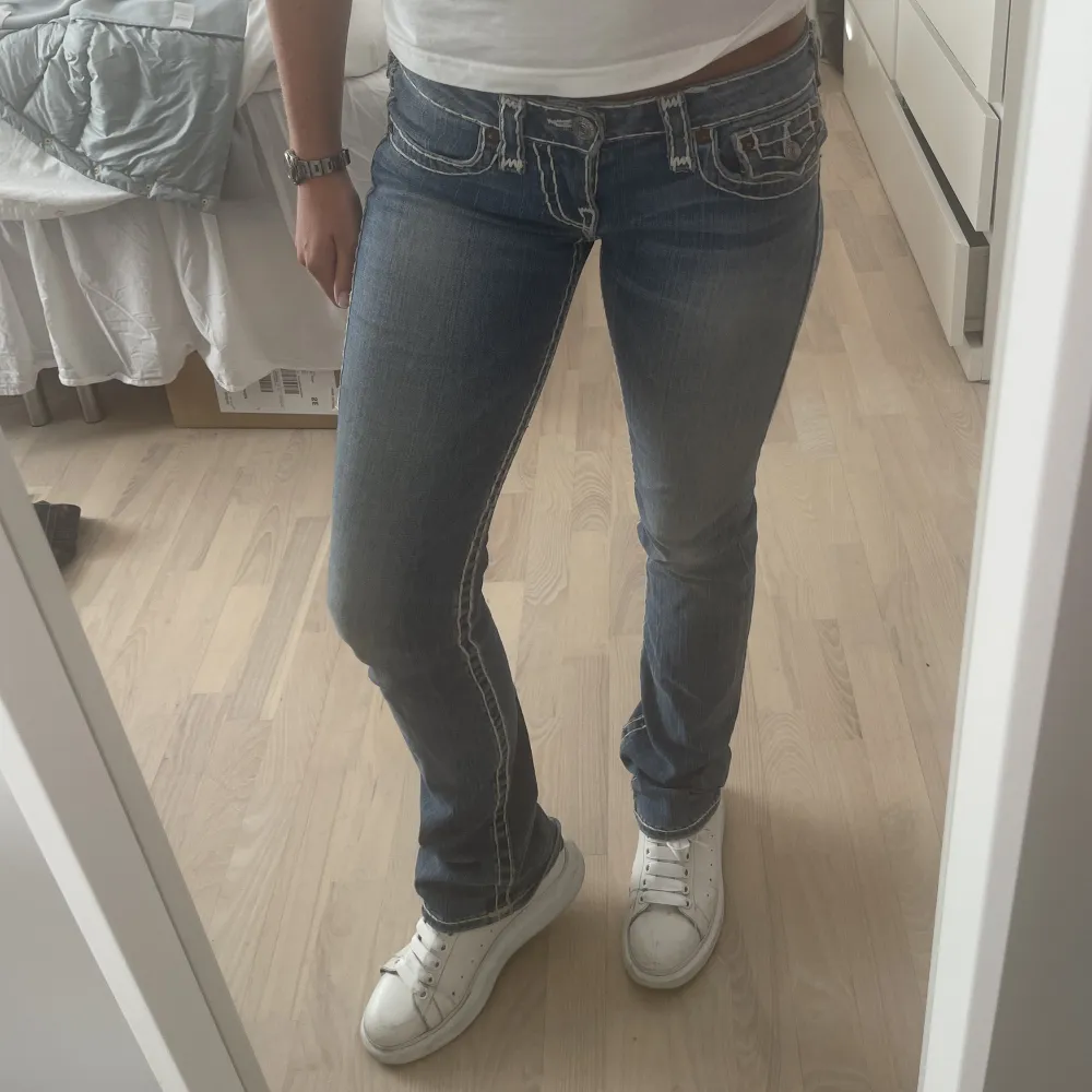 Säljer mina super fina true religion jeans! Jag är 168 och de är lite för långa på mig. Skriv privat för frågor:). Jeans & Byxor.