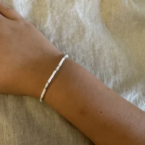 Pärl armband - Grön vitt armband med silverdetaljer