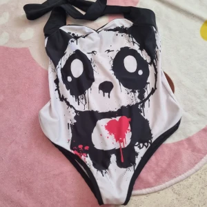 Baddräkt - Alternativ baddräkt med panda motiv. Storlek M. Aldrig använd.