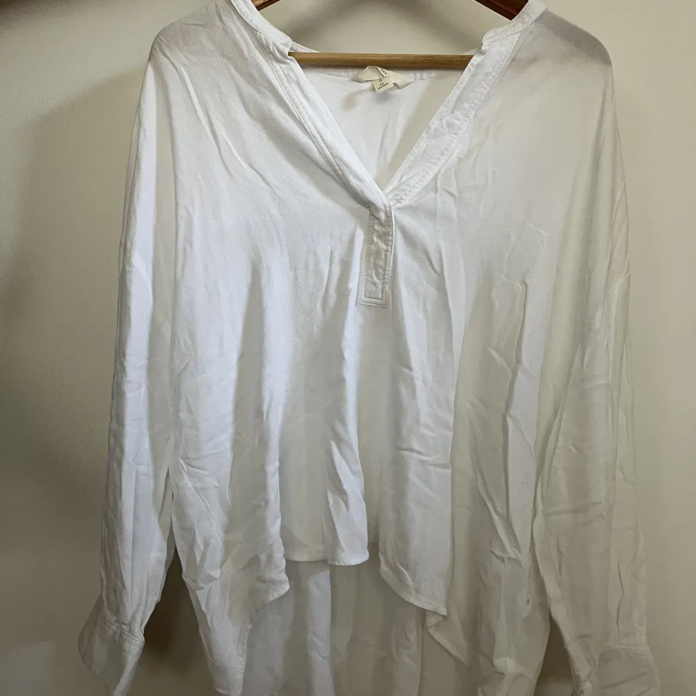 En fin vit skjortblus i tunt material från HM i storlek: 38 (M) . Blusar.