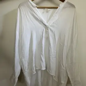 En fin vit skjortblus i tunt material från HM i storlek: 38 (M) 