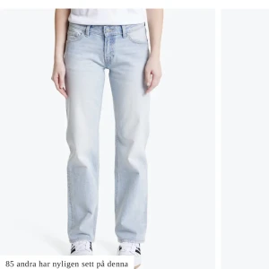 Lågmidjade jeans - Lågmidjade jeans från Stay, Carlings. Använda fåtal gånger, så i väldigt bra skick förutom ett litet hål vid fickan på högra benet. Jeansen är i storlek M, och jag säljer de för att de är lite för små för mig. Hör av dig för fler bilder eller frågor 💕💓💘