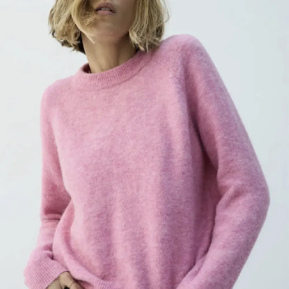 En jätte fin rosa stickad tröja från Carin Wester💖💖Den är i storlek XXS men jag som vanligtvis brukar ha S-M passar den jätte bra👌🏼🩷. Stickat.