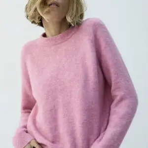 En jätte fin rosa stickad tröja från Carin Wester💖💖Den är i storlek XXS men jag som vanligtvis brukar ha S-M passar den jätte bra👌🏼🩷