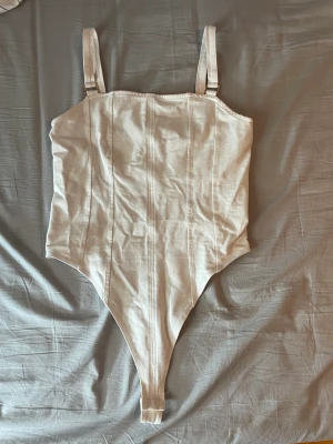 Body/linne - Säljer denna body för 40kr, den är använd men i nyskick🥰
