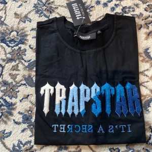 Tarspar t shirt - Säljer min trapstar t shirt i färg svart och storlek S