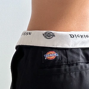 Dickies  - Svarta långa dickies byxor, använda 1 gång!!