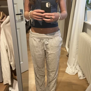 Linnebyxor - Säljer dessa fina lågmidjade linnebyxor eftersom de är lite små på mig. använd ca 3 ggr!! 🥰 stryker såklart innan jag skickar de