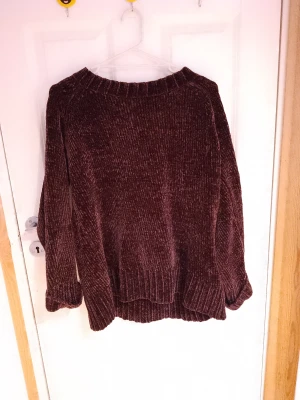 Lila tjocktröja  - En snygg lila tjocktröja som jag inte använder så mycket så därför säljer jag den💗