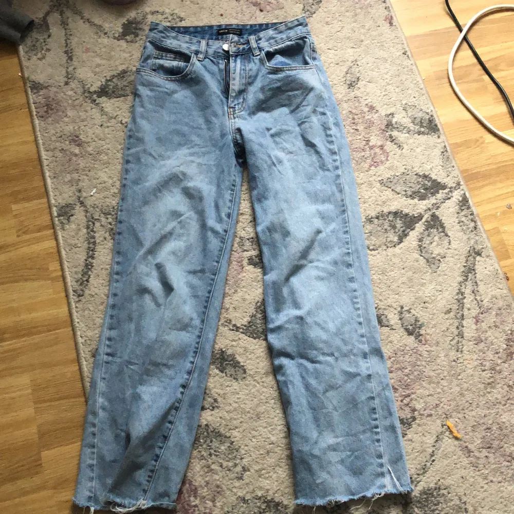 Ett par jätte fina baggy jeans från shein. Fint skick❤️. Jeans & Byxor.