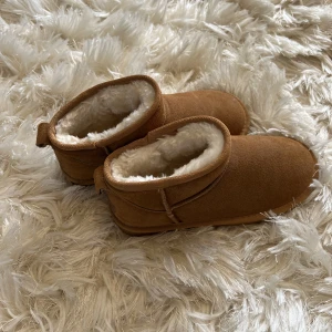 Uggs kopia - Säljer dessa jättefina uggs mini kopiorna!! Aldrig använda och superfina i kvaliten. Sista bilen är en jämförelse med ett par äkta uggs💘💘