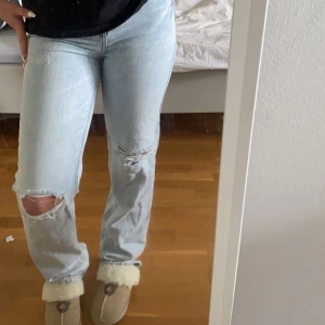 Ljusa straight leg jeans  - Straight leg jeans med midwaist. Använt 1 gång! Storlek M men passar mig som är storlek S, dom har oxå hål vid knäna. Sååå snygga🫶🏻🩷🩷