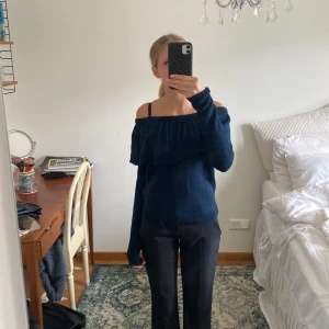 Stickad - Marinblå stickad tröja med volang. 