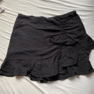 Kjol/shorts  -  från stradivarius  Storlek 38 ny prislappen togs bort tyvärr