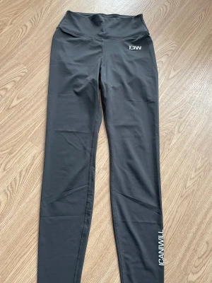 ICIW Träningstights  - Hej. Säljer min scrunch Träningstights från ICIW. Storlek XS. 77% polyamid 23% elastan. Använd, i ok skick. Finns en liten fläck framtill men syns absolut inte när man har på sig tightsen eller om man inte kommer riktigt nära. Se bild. 