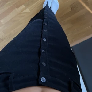 Lång kjol med knappar - Skitsnygg lite längre kjol i så skönt material med knappar, passar till så mycket och är så inne!
