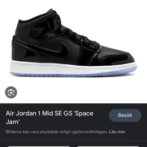 Skor - Hej jag tänkte kolla intresse för dessa skor, då jag nu tånkte att jag skulle sälja mina helt oanvända skor ifrån Nike.  Modell: Air Jordan mid 1 se space jam. Har kvar kartongen. Kontakta vid frågor eller för fler bilder. 💕