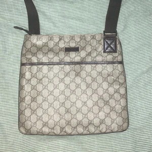 Vintage Gucci Messenger Bag - Sensommar deal!!!  Gucci Vintage Messenger Bag  Säljer min superfina axelremsväska från Gucci då jag inte använder den bara och bara ligger och samlar damm. Det är en vintage kollektion  och du kommer ej hitta ett billigare pris så passa på!  Skick: 7/10