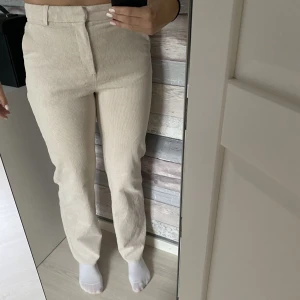 Raka Manchester byxor  - Ett par jättesköna högmidjade raka beige Manchester byxor. De är använda men i bra skick och har två fakefickor bak samt två riktiga fram. Säljer de de är för små och inte kommer till användning längre. Om det finns några funderingar skriv och fråga💖