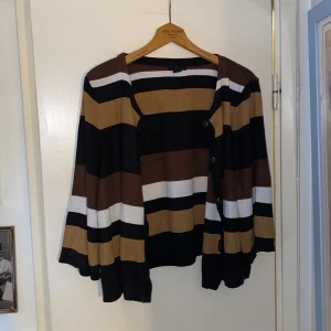 Cardigan L - Cardigan från HM. I storlek L. Säljer även samma i XS - se sista bilden. 