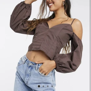 Topp - Puffärmar, aldrig använd. Justerbara band och samt dragkedja på sidan. 