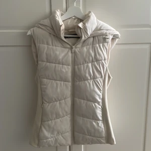 Väst  - Jätte populär zara väst. Har inte använt sen förra sommaren. Väldigt bra skick! Vit/beige