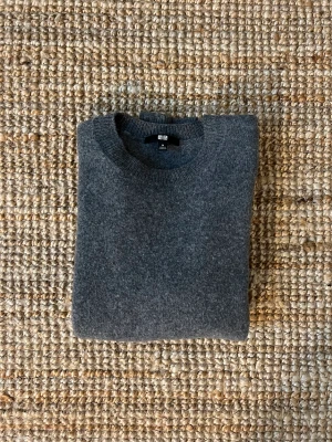 Grå stickad tröja - Säljer min gråa ulltröja från Uniqlo. Endast använd ett fåtal gånger!