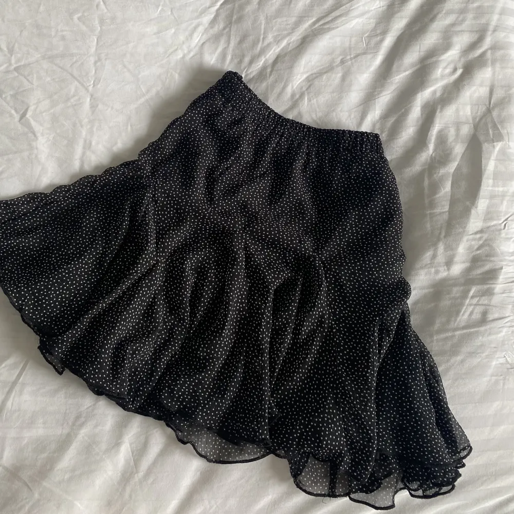 Jättesöt svart Volangkjol från Na-kd inköpt förra året. Endast använd under en sommar och är i nyskick🌸. Kjolar.