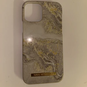 Mobilskal iPhone 12 - Ett mobilskal från ideal of Sweden för iPhone 12. Detta är använt och har lite små repor som bara syns vid närblick. Det är likt marmor. Säljer pga ny mobil 