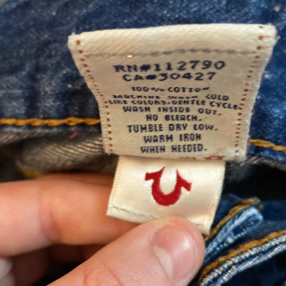 Säljer mina älskade true religon jeans. Lågmidjade bootcut med ett litet hål på knäet (i designen). Skit snygga men behvöer pengar. Pris går att diskutera. Bra skick!!. Jeans & Byxor.