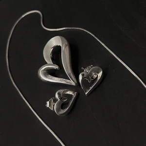 Halsband och örhängen i Silver - Äkta sterling silver med stämpel. Fick i examenspresent men aldrig kommit till användning.  Hjärtformade örhängen och halsband.