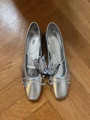Silvrig ballerina - Säljer slutsåld silvrig ballerina!!! Otroligt söta och sköna, helt oanvända💕 Behöll storlek 38 själv men var försent att returnera💕