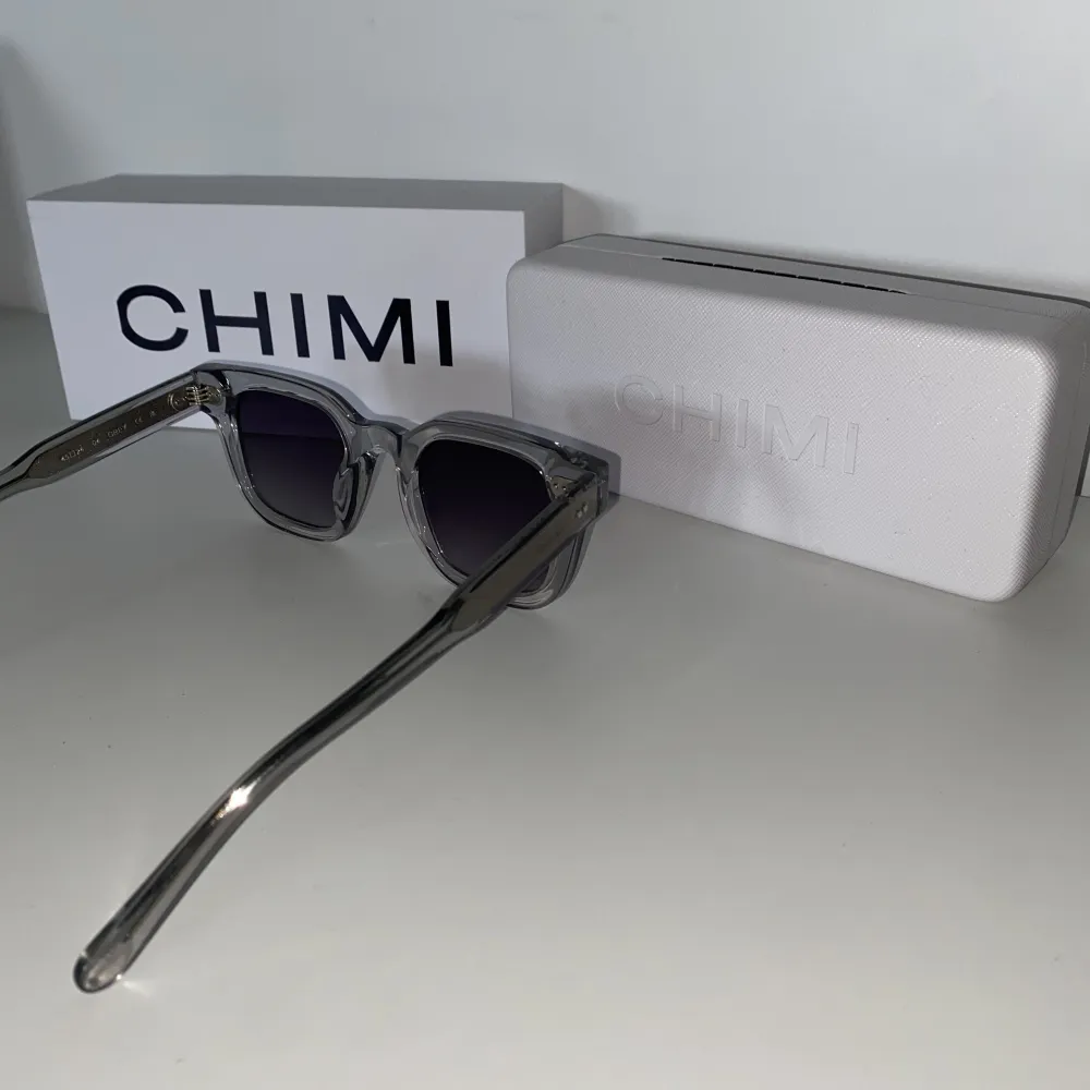 Tja tja ja säljer ett par chimi 04 grey som är i väldigt fint skick! Är köpta i början av sommaren och har inga repor på glaset.. Accessoarer.