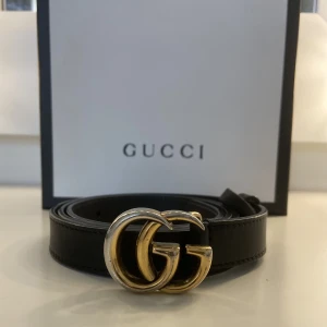 GUCCI -GG MARMONT LEATHER BELT - GG MARMONT LEATHER BELT Färg: svart Längd: 85cm Nypris: 4100kr  Jag har gjort tre extra hål vilket man kan se på sista bilden.  Äkthetsbevis finns