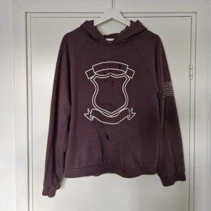 Number (N)ine hoodie - Brun Number (N)ine hoodie jag köpte från buyee. (Osäker på om den är äkta så ni kan ta den för en steal) Har några fläckar både fram och bak. Bara att fråga om mått eller fler bilder. Skicka gärna offers!